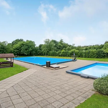 Gorgeous In With Outdoor Swimming Pool بيت للعطل